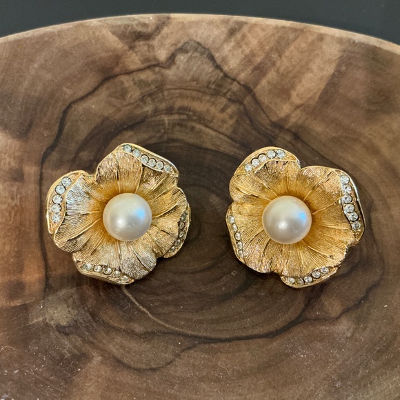 Christian Dior Vintage Earrring Gold tone Pearl Flower - Picture 3 of 3